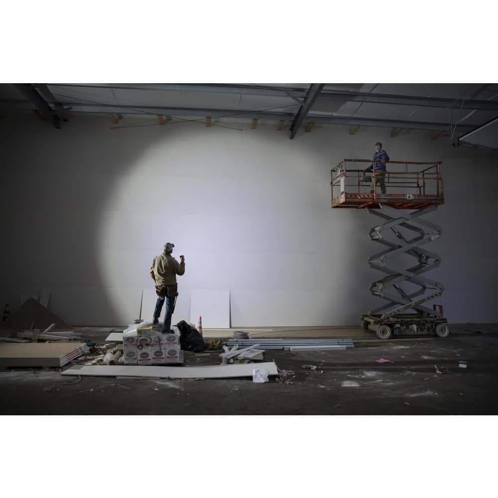 HP10R 1050 Lumens Rechargeable Focusing LED Flashlight by Coast 2 HP10R 1050 Lumens Rechargeable Focusing LED Flashlight by Coast - Image 2